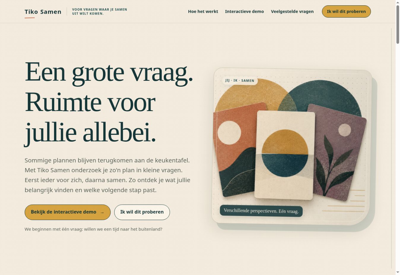 De vernieuwde Tiko Samen-homepage met donkergroene letters, een warme papierachtergrond en abstracte kaarten.